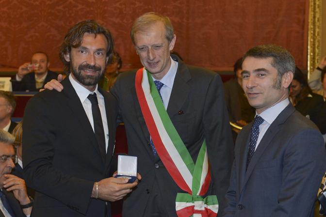Andrea Pirlo con Piero Fassino, che ha consegnato a tutti i bianconeri una medaglia.  LaPresse
